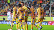 Jugadores de Tigres celebran un gol.