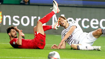 Samet Akaydin yerde kalıyor.