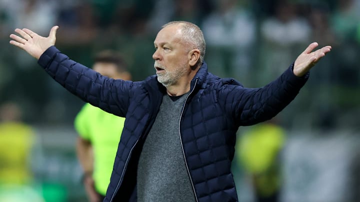 Direção acredita que técnico pode tirar mais da equipe