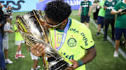 Endrick avec le trophée du championnat de Sao Paulo