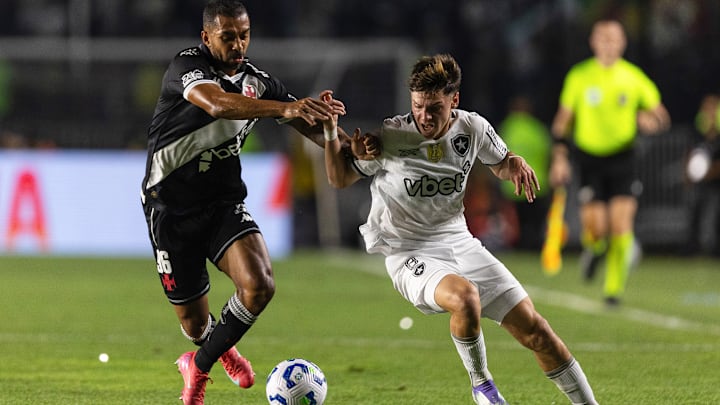 Vasco e Botafogo duelam no gramado de São Januário 
