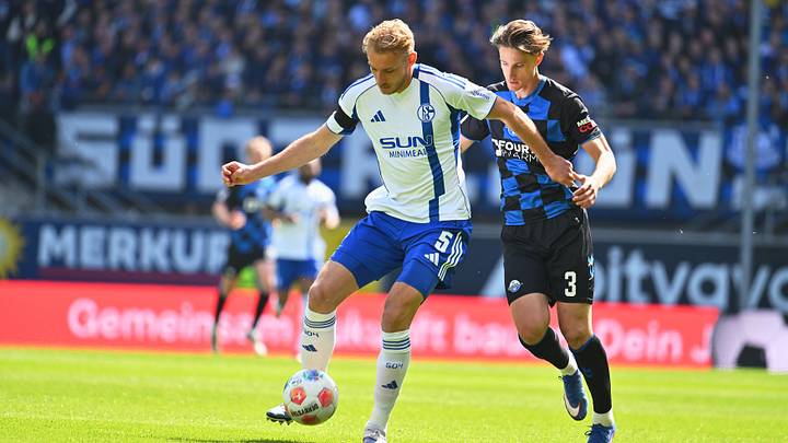 Der FC Schalke 04 läuft gegen Paderborn mit Trauerflor auf Der FC Schalke 04 läuft gegen Paderborn mit Trauerflor auf