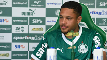 Vitor Roque chega ao Palmeiras como a contratação mais cara da história do Brasil