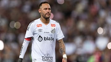 Neymar retornou de lesão diante do CRB e estará em campo neste domingo (25)
