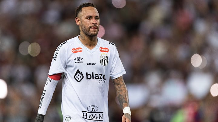 Neymar retornou de lesão diante do CRB e estará em campo neste domingo (25) Neymar retornou de lesão diante do CRB e estará em campo neste domingo (25)