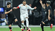 Corinthians e Santos disputam vaga na final do Paulistão.