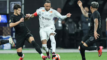 Corinthians e Santos disputam vaga na final do Paulistão.