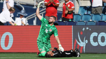 Goleiro Crépeau foi o primeiro a prestar socorro
