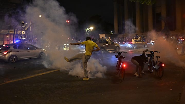 Ruas de Paris se transformaram em "praças de guerra" após título do PSG Ruas de Paris se transformaram em "praças de guerra" após título do PSG