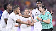 Schiedsrichter de Burgos Bengoetxea und Spieler von Real Madrid im Finale der Copa del Rey.