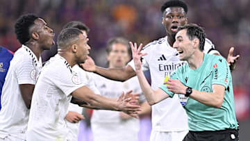 Schiedsrichter de Burgos Bengoetxea und Spieler von Real Madrid im Finale der Copa del Rey.