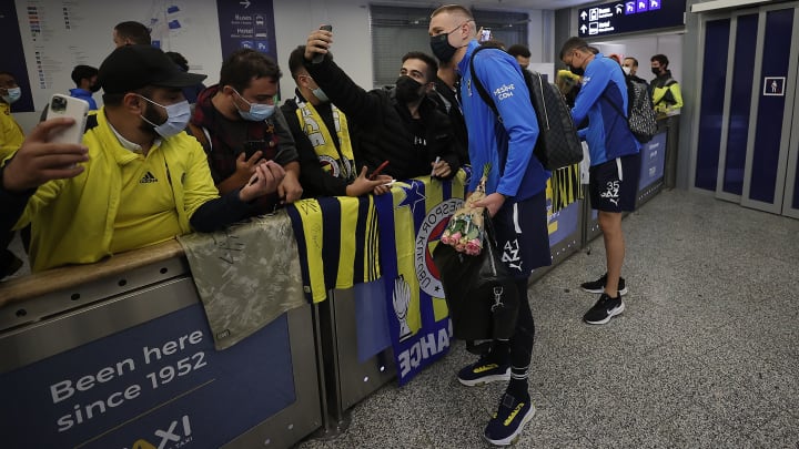 Attila Szalai taraftarın isteğini kırmıyor. Attila Szalai taraftarın isteğini kırmıyor.