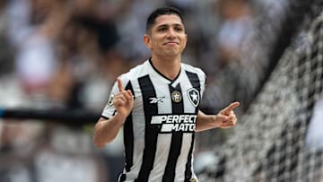 Corinthians deseja contratar Jefferson Savarino e oferece zagueiro ao Botafogo