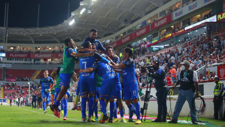 Jugadores de Rayados de Monterrey celebran un gol.