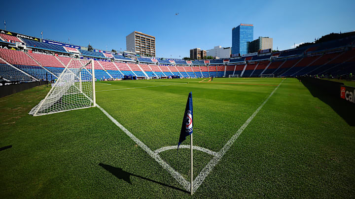 Nació del cemento y se volvió uno de los clubes más grandes de México, pero jamás pudo echar raíces. En el Clausura 2026, Cruz Azul vuelve a quedarse sin estadio y confirma una historia de más de medio siglo marcada por mudanzas, desalojos y una identidad que sigue sin territorio propio.