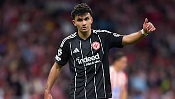 Daumen hoch: Can Uzun steht gegen den FC Barcelona vor seinem Comeback