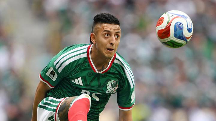 No lo quieren en la cancha, pero ahí está. Roberto Alvarado ha sido titular en los dos partidos de México en el Mundial 2026. No lo quieren en la cancha, pero ahí está. Roberto Alvarado ha sido titular en los dos partidos de México en el Mundial 2026.