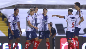 Jugadores de Rayados de Monterrey celebran un gol.