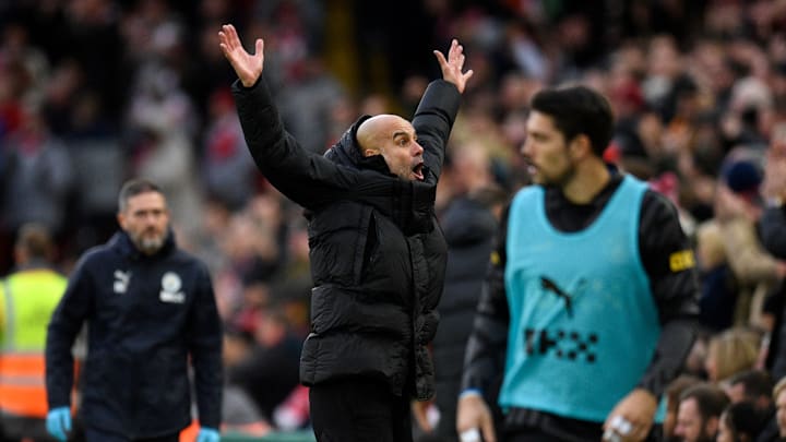Guardiola afirmou que torcedores do Liverpool lhe atiraram moedas Guardiola afirmou que torcedores do Liverpool lhe atiraram moedas