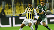 Joshua King topu kontrol ediyor.