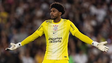 Hugo Souza se lesionou em duelo do Corinthians contra o Atlético-MG