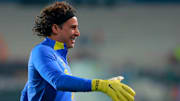 Guillermo Ochoa volvió a decirle adiós a las Águilas del América para marcharse a Europa.