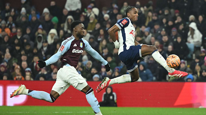 Aston Villa e Tottenham abrem a 37ª rodada da Premier League Aston Villa e Tottenham abrem a 37ª rodada da Premier League