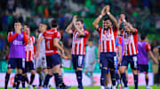 Jugadores de Chivas luego del partido ante León.