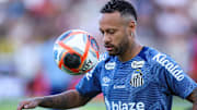 Astro tem contrato com o Santos até o meio do ano