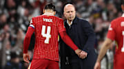 Auch in der kommenden Saison noch vereint? Kapitän Virgil van Dijk und Trainer Arne Slot