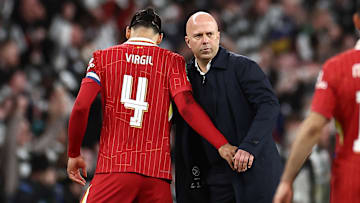 Auch in der kommenden Saison noch vereint? Kapitän Virgil van Dijk und Trainer Arne Slot