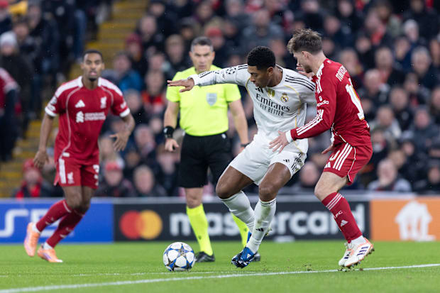 จูด เบลลิงแฮม ป้องกันบอลจากอเล็กซิส แม็ค อัลลิสเตอร์ ของลิเวอร์พูล จูด เบลลิงแฮม ป้องกันบอลจากอเล็กซิส แม็ค อัลลิสเตอร์ ของลิเวอร์พูล