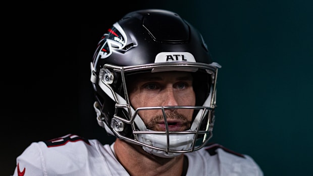 Atlanta Falcons quarterback Kirk Cousins takes the field for action against the Philadelphia Eagles