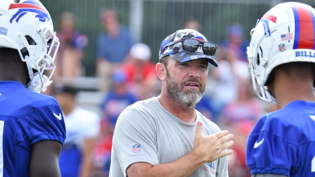 El entrenador de defensas de los Buffalo Bills, John Butler, da instrucciones durante el campamento de entrenamiento en la Universidad St. John Fisher.