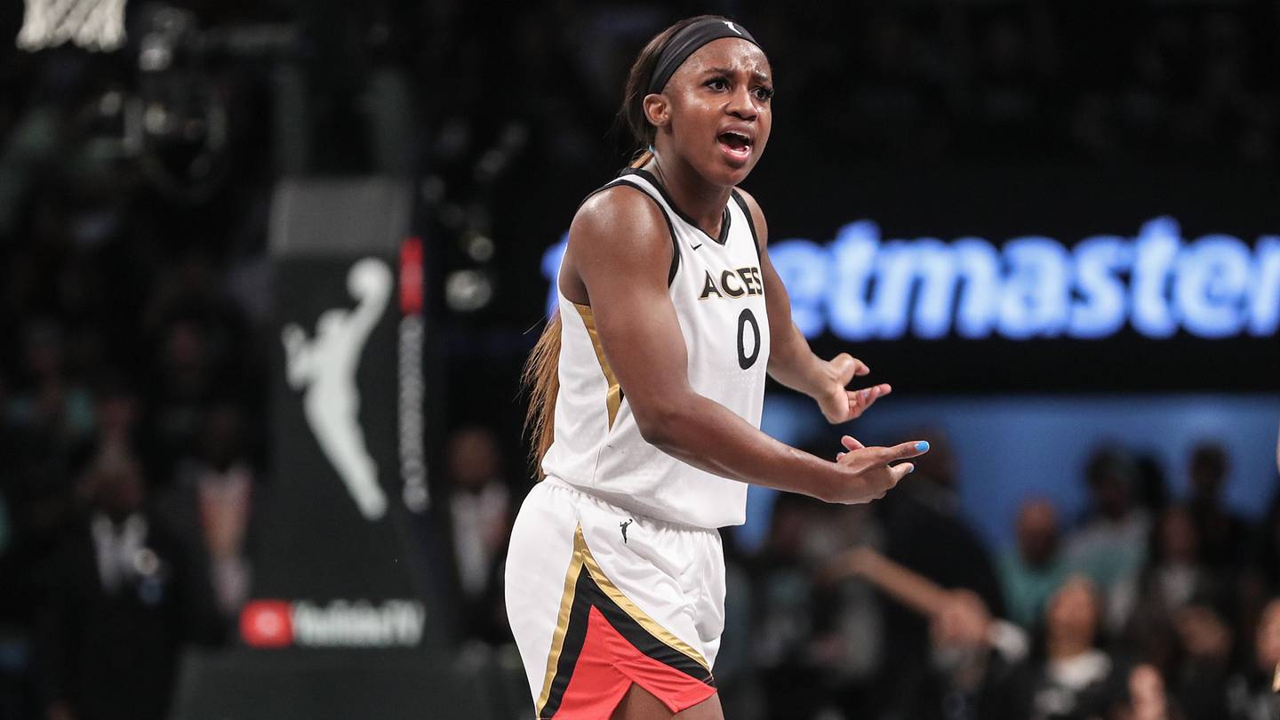 Aces-Star Jackie Young machte im Spiel eine subtile, elegante Geste ...