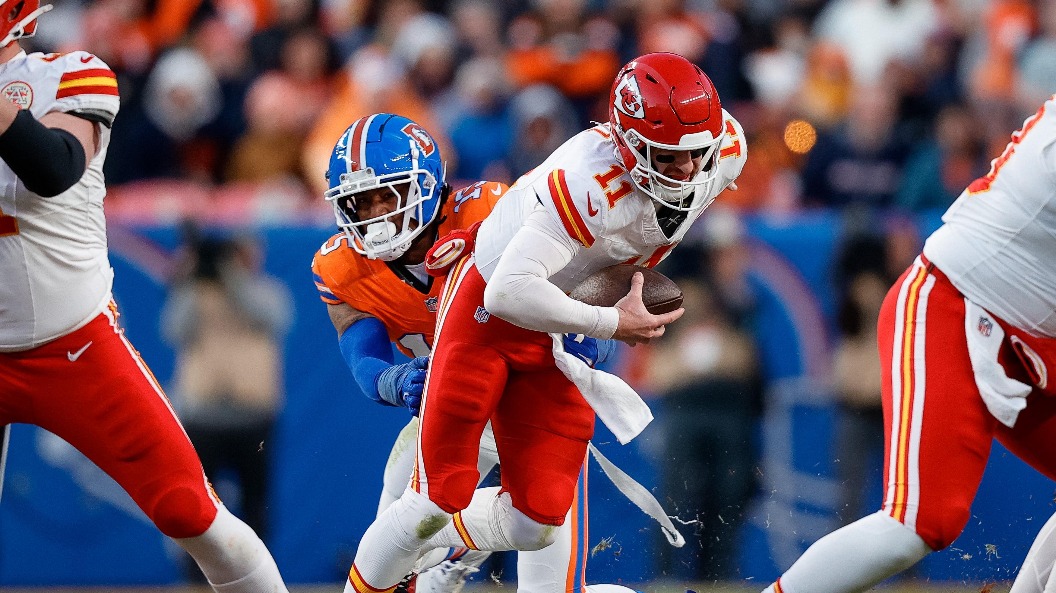 Broncos Dominate Chiefs 38-0, Secure Playoff Spot!