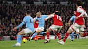 City e Arsenal brigam pelo título inglês com o mesmo número de pontos. Gunners tem um jogo a menos e as equipes se enfrentam novamente. 