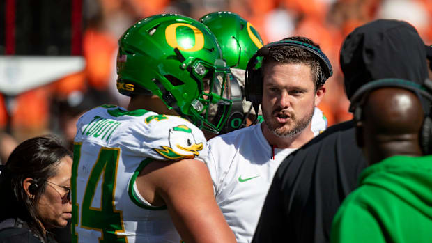 Oregon head coach Dan Lanning talks to his team during a timeout
