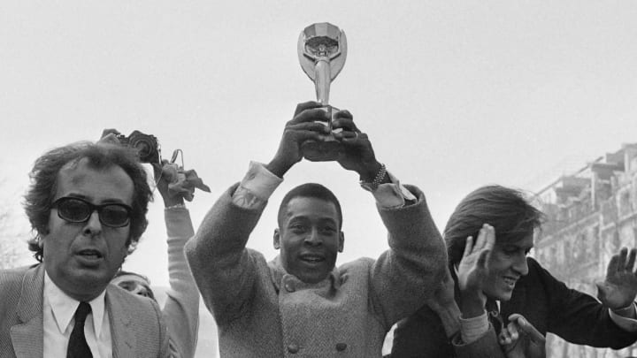 Pelé et le trophée Jules Rimet