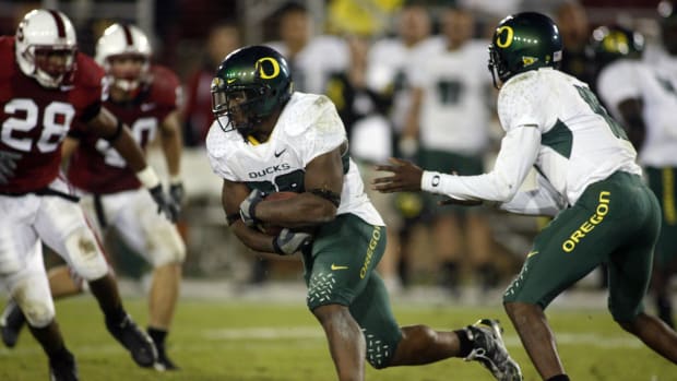 Sept 22, 2007; Stanford, CA, USA; Oregon Ducks running back Jonathan Stewart (28) finds running room during the fourth quarte