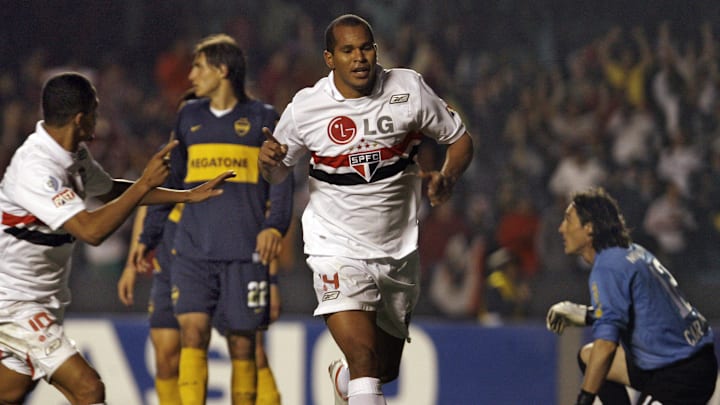 Sao Paulo's Aloisio (C) celebrates his g