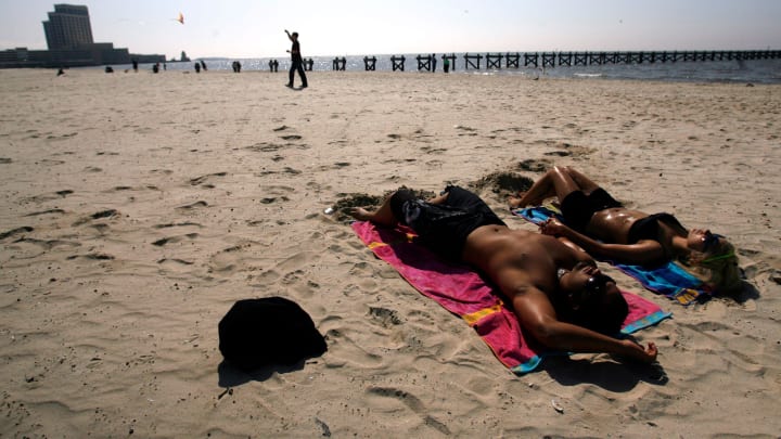 3/28/2010 - Biloxi, MS, U.S.A -- Brad Pujo and Brandie Bankston of Hammond, Louisiana take it easy