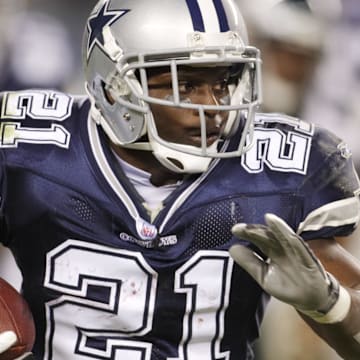 Nov 04, 2007; Philadelphia, PA, USA; Dallas Cowboys running back Julius Jones (21) carries the ball during the third quarter against the Philadelphia Eagles at Lincoln Financial Field in Philadelphia, PA. The Cowboys defeated the Eagles 38-17.