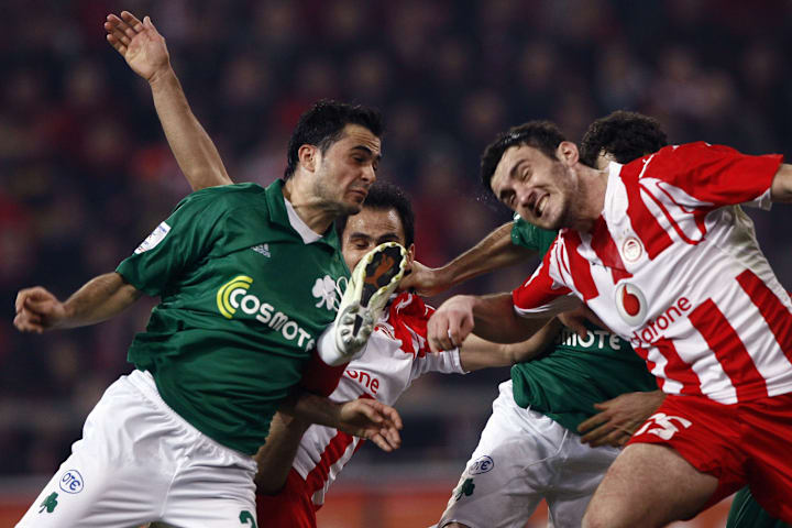 Panathinaikos' Loukas Vyntra (L) challen