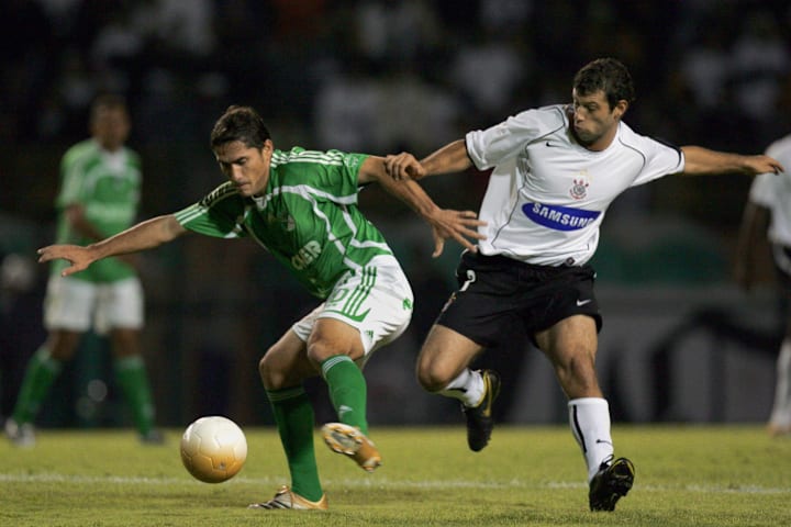 Gustavo Morinigo (L) of Colombia's Depor
