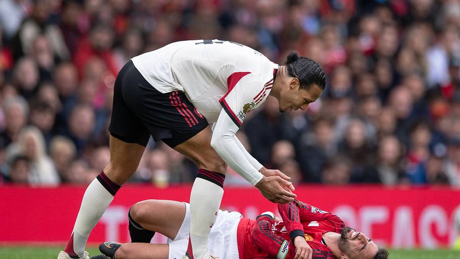 Virgil van Dijk (left) and Bruno Fernandes.