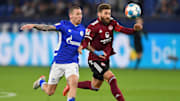Darko Churlinov im Duell mit Nürnbergs Valentini