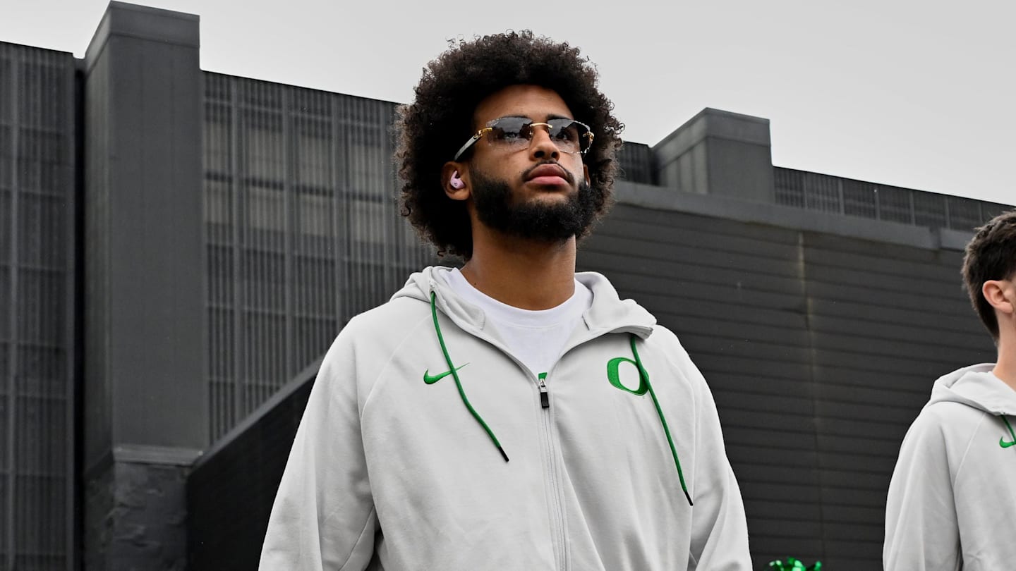 Oregon Fans Won't Like Which NFL Team Is Predicted To Draft Dante Moore thumbnail