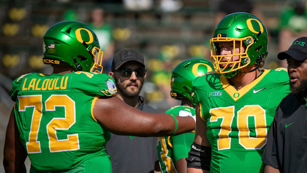 Oregon Ducks offensive lineman Iapani Laloulu and Oregon Ducks offensive lineman Charlie Pickard during warm ups as the Orego