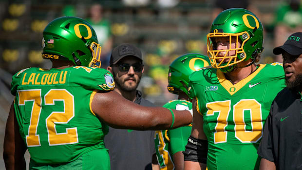 regon Ducks offensive lineman Iapani Laloulu and Oregon Ducks offensive lineman Charlie Pickard during warm ups as the Oregon